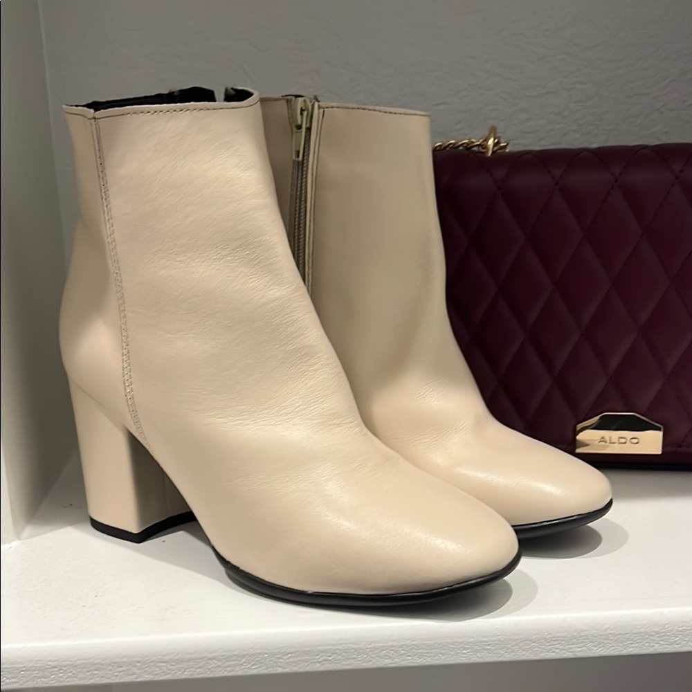 Cream Ankle Boots with Chunky Heel and Side Zip